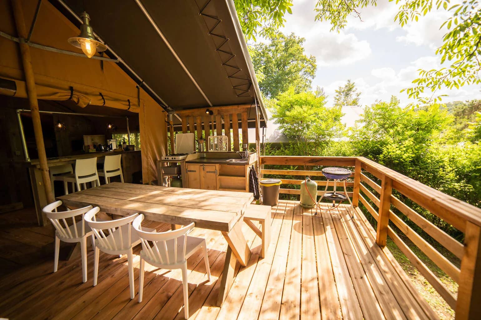 Terrasse einer Lodge auf Camping Les 3 Cantons