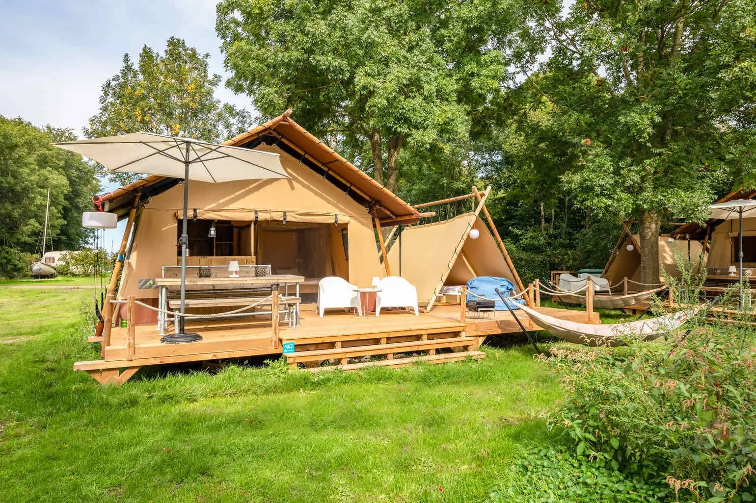 Cozy Lodge mit Teeny Lodge auf Camping Vrijhaven in Heeg